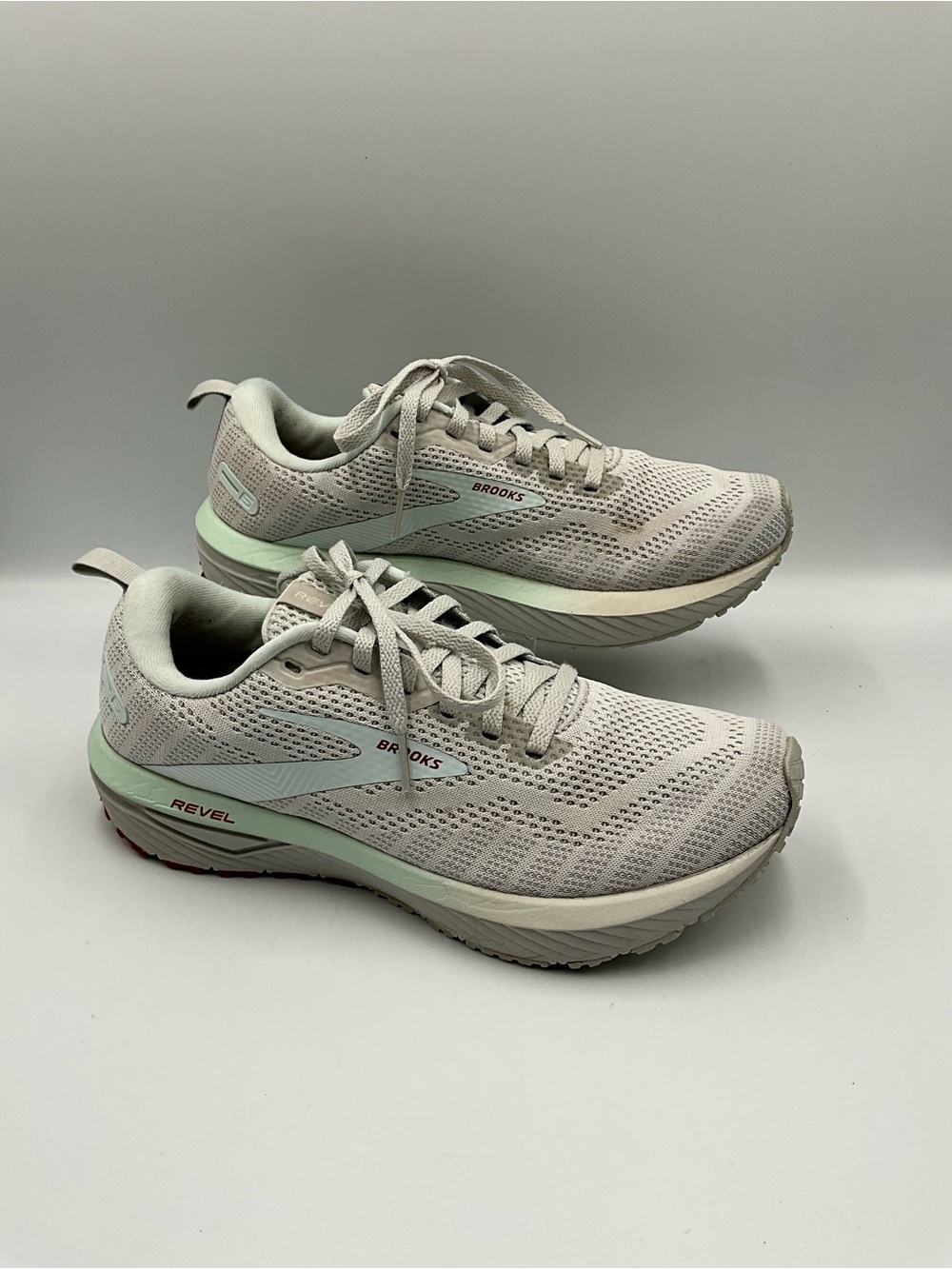 Brooks Sneakers Size 8.5 Gray with Mint Accents
